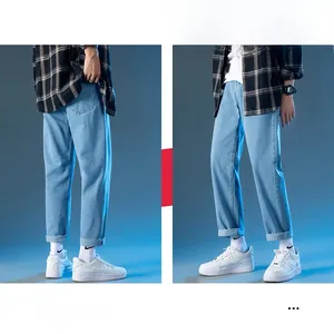 Detalle de vaqueros denim azul claro de corte recto con bajos vueltos de estilo urbano