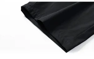 Vue macro de l'ourlet à double couture sur un short décontracté noir en tissu élastique