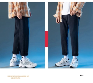 Vista detallada de los pantalones cargo negros de pierna recta con dobladillo de estilo japonés