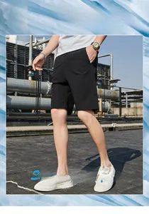 Gros plan sur le short de loisirs en soie glacée noire pour hommes, tissu respirant