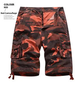 Détails du short cargo camouflage rouge montrant les coutures robustes et les boucles en métal