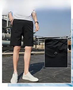 Détail du short décontracté noir pour homme avec poche arrière classique et bouton discret