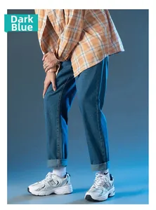 Vista detallada de vaqueros rectos azul oscuro para hombre con dobladillo estilo casual