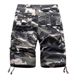 Short cargo camouflage classique avec design multi-poches et cordons de serrage réglables