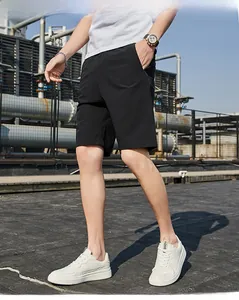Détail du short noir pour hommes avec taille élastique à cordon et séchage rapide