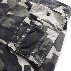 Short cargo camouflage pour hommes avec design multi-poches et boutons-pression en métal