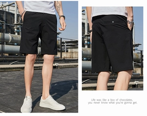 Détails avant et arrière du short décontracté noir avec poches latérales et poche arrière boutonnée