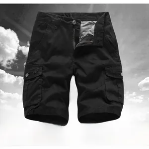 Détail du tissu en coton et des poches cargo latérales du short de travail noir pour homme