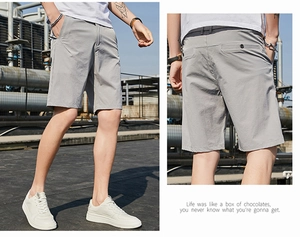 Détails arrière du short décontracté gris pour homme montrant le bouton et la coupe ajustée