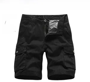 Détails de short cargo noir en coton montrant les poches multiples et la texture