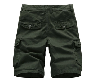 Vue détaillée du short cargo vert olive avec coutures renforcées et poches à rabat