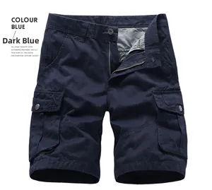 Détail du short cargo bleu marine avec poches à rabat latérales en toile de coton robuste