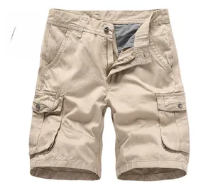 Détail du short cargo kaki montrant les grandes poches à rabat et le tissu en coton sergé
