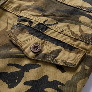 Men's camouflage cargo shorts in thick cotton canvas with flap pocket and logo button