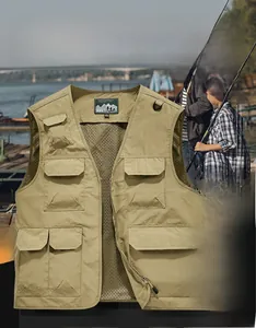 Dettaglio del gilet da pesca kaki con fodera in rete traspirante e tasche multifunzione