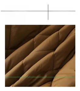 Vue macro du tissu matelassé marron coupe-vent montrant la texture isolée de qualité