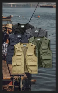 Dettaglio dei gilet da pesca multitasche in cinque colori con fodera in rete traspirante