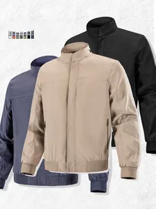 Detailansicht der winddichten Herrenjacken mit Stehkragen in Khaki, Navy und Schwarz