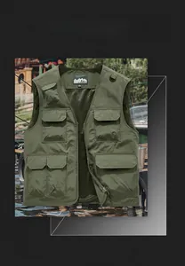 Dettaglio del gilet da pesca cargo verde militare con tasche multiple e fodera a rete