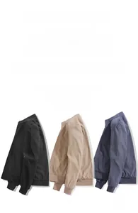 Detailansicht von Reißverschluss und Rippbündchen an der lässigen Outdoorjacke für Herren