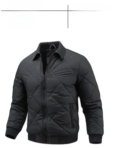 Détails du matelassage en losanges et poignets côtelés sur veste d'hiver noire homme