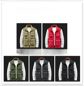 Vue détaillée du gilet d'extérieur multi-poches en coloris kaki, rouge, vert, gris et noir
