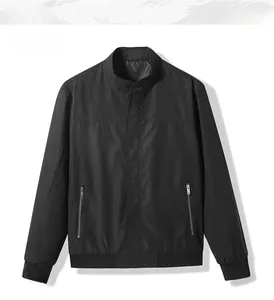 Detaillierte Flachbildansicht einer schwarzen Windjacke mit Reißverschlusstaschen