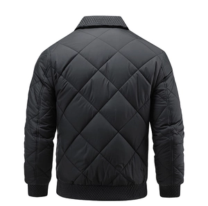 Détail du motif matelassé et des poignets côtelés au dos de la veste noire pour homme