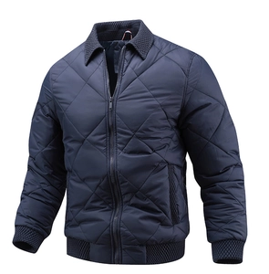 Vue détaillée de la veste matelassée bleu marine avec col en tricot et zip métallique