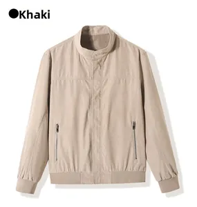 Detailaufnahme der khakifarbenen Freizeitjacke mit Stehkragen und glattem Metallreißverschluss