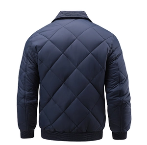 Détail de la veste matelassée bleu marine avec motifs losanges et finitions côtelées