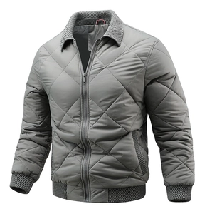 Vue détaillée du col côtelé et du motif matelassé en losange sur la veste grise pour homme