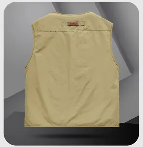 Dettaglio del retro del gilet da pesca kaki con etichetta classica e cuciture rifinite