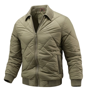 Détail d'une veste matelassée pour homme vert olive avec motif en losange et col en tricot