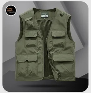 Dettaglio del gilet da pesca verde militare con tasche multiple e fodera in rete traspirante