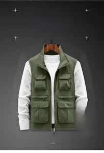 Détail du gilet utilitaire vert armée avec plusieurs poches fonctionnelles et un col montant