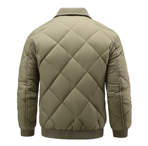 Vue arrière de la veste matelassée pour hommes vert olive avec surpiqûres en losanges