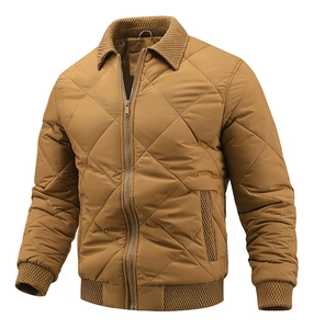 Détails de la veste matelassée jaune pour hommes avec motif de losanges et col côtelé