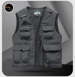 Dettaglio del gilet da pesca grigio scuro multitasche con fodera in mesh e gancio a D