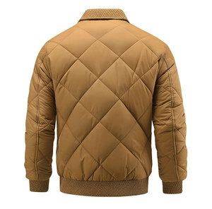 Vue arrière de la veste matelassée camel avec coutures en losange et bords-côtes