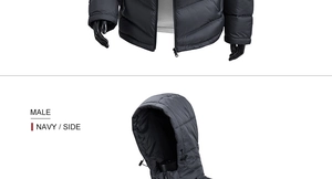 Dettaglio della giacca con cappuccio trapuntata blu navy con coulisse e zip frontale