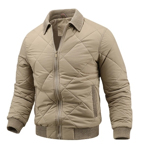 Détail de la veste matelassée marron clair montrant le col en tricot et le zip métallique