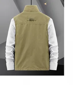 Vue arrière du gilet outdoor kaki avec étiquette en cuir et col montant chic