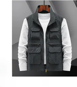 Vue détaillée du gilet utilitaire gris foncé multi-poches avec fermeture éclair et col montant