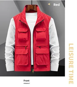 Détail frontal du gilet utilitaire rouge avec plusieurs poches et col montant pratique