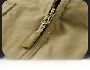 Dettaglio della cerniera resistente con tirante sulla maglia da pesca kaki