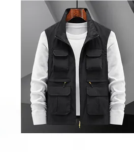 Vue détaillée du gilet cargo noir pour hommes avec plusieurs poches pratiques et fermeture éclair
