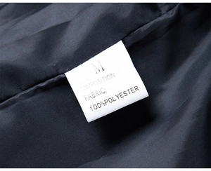 Detaillierte Nahaufnahme des Innenfutters und des Pflegeetiketts aus 100% Polyester