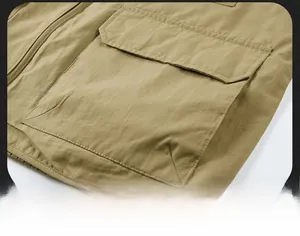 Dettaglio del gilet cargo con una grande tasca a patta e doppie cuciture rinforzate