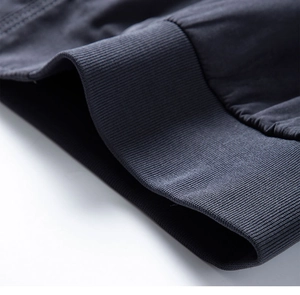 Makro-Detail der dunkelgrauen Rippstrickbündchen an einer winddichten Freizeitjacke für Herren